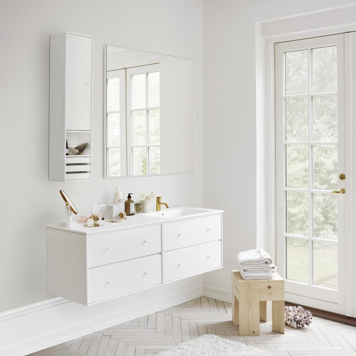 Designer bathrooms: Accessories & practical furniture