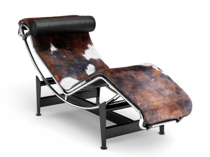 4 Chaise longue à reglage continu, verchromt, Fell gefleckt  schwarz-weiß-braun | Cassina | von Le Corbusier, Pierre Jeanneret,  Charlotte Perriand, 1928 - Original von smow