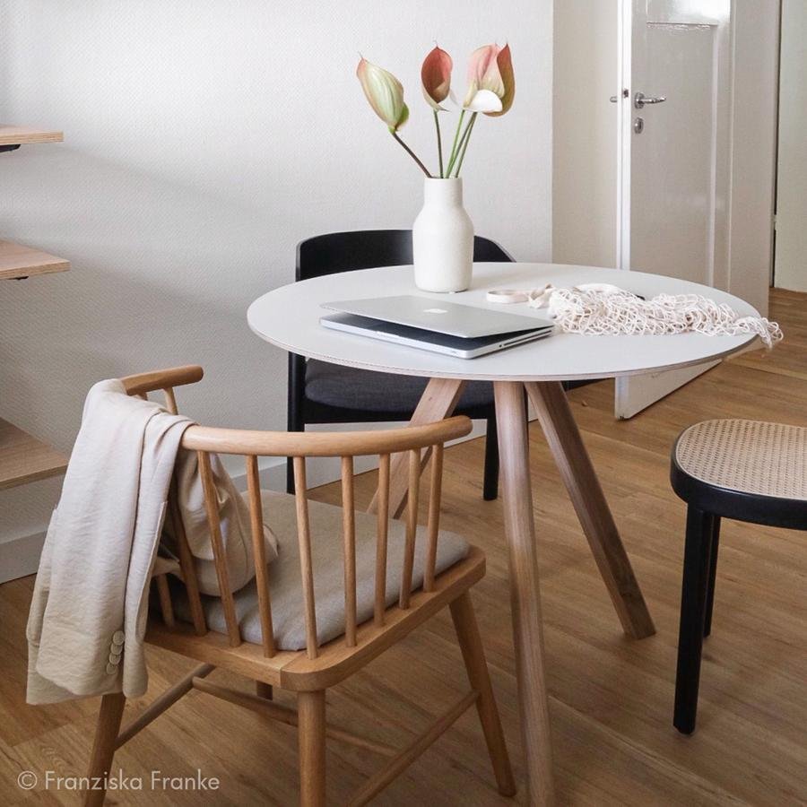 Copenhague Round Table CPH20, Ø 90 x H 74, Eiche lackiert