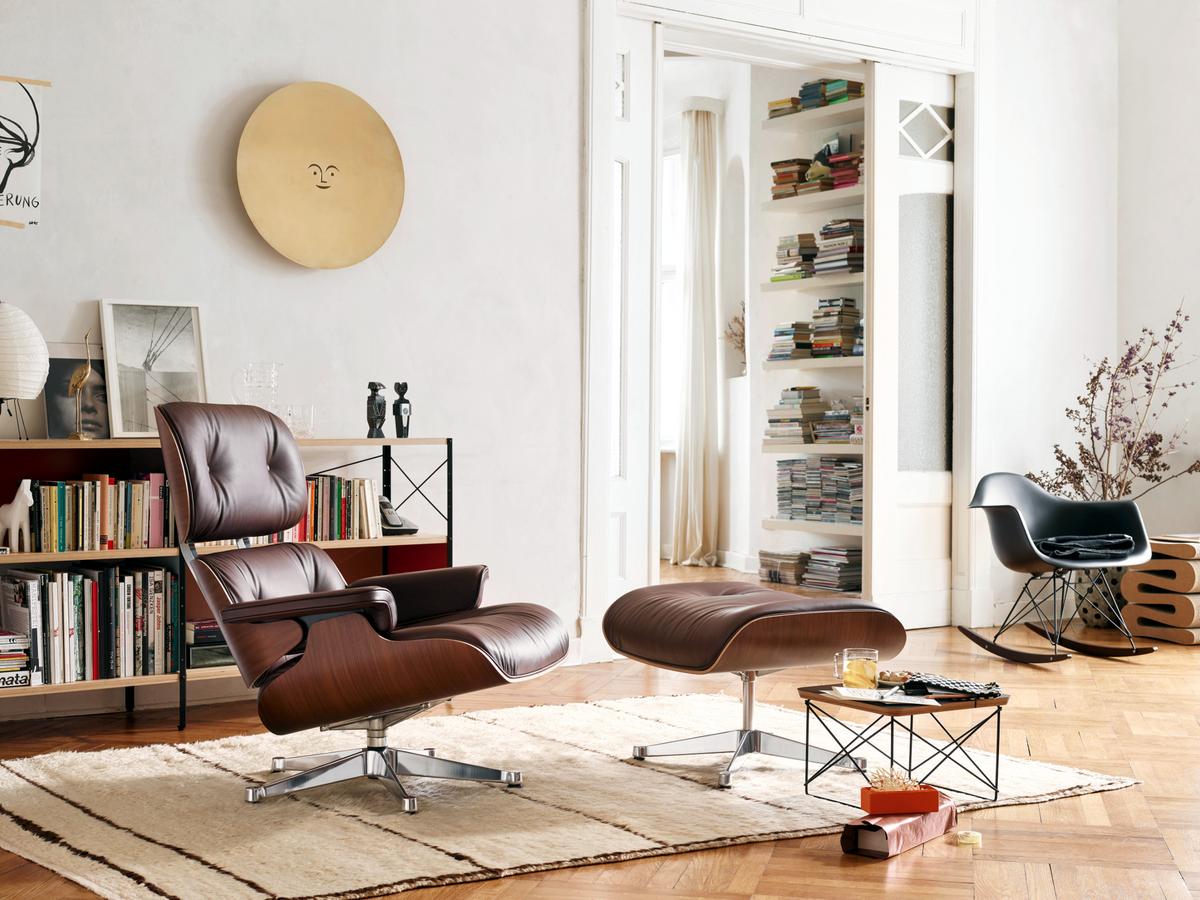 Inefficiënt Zenuwinzinking Wees Vitra Lounge Chair & Ottoman, Walnut with white pigmentation, Leather  Premium F snow, 89 cm, Aluminium polished by Charles & Ray Eames, 1956 -  Designer furniture by smow.com