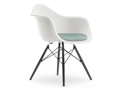 Eames Plastic Armchair RE DAW Weiß|Mit Sitzpolster|Eisblau / elfenbein|Standardhöhe - 43 cm|Ahorn schwarz
