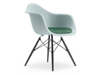 Eames Plastic Armchair RE DAW Eisgrau|Mit Sitzpolster|Mint / forest|Standardhöhe - 43 cm|Ahorn schwarz