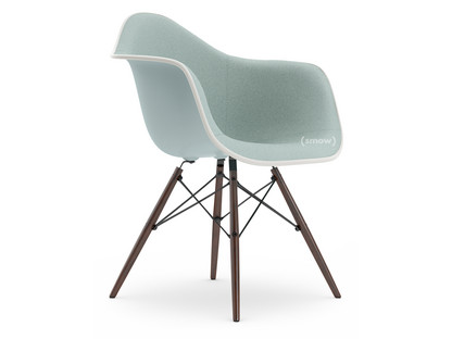 Eames Plastic Armchair RE DAW Eisgrau|Mit Vollpolsterung|Eisblau / elfenbein|Standardhöhe - 43 cm|Ahorn dunkel