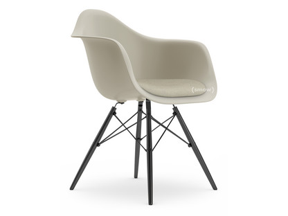 Eames Plastic Armchair RE DAW Kieselstein|Mit Sitzpolster|Warmgrey / elfenbein|Standardhöhe - 43 cm|Ahorn schwarz