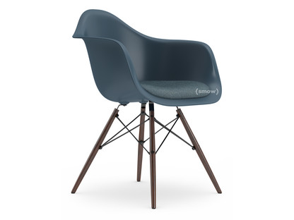 Eames Plastic Armchair RE DAW Meerblau|Mit Sitzpolster|Eisblau / moorbraun|Standardhöhe - 43 cm|Ahorn dunkel