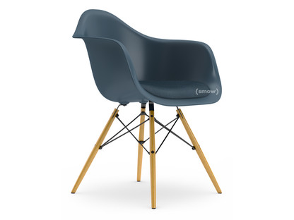 Eames Plastic Armchair RE DAW Meerblau|Mit Sitzpolster|Meerblau / dunkelgrau|Standardhöhe - 43 cm|Ahorn gelblich