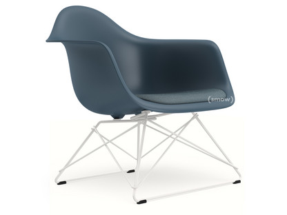 Eames Plastic Armchair RE LAR Meerblau|Sitzpolster eisblau / moorbraun|Beschichtet weiß