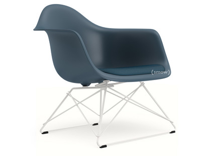 Eames Plastic Armchair RE LAR Meerblau|Sitzpolster meerblau / dunkelgrau|Beschichtet weiß