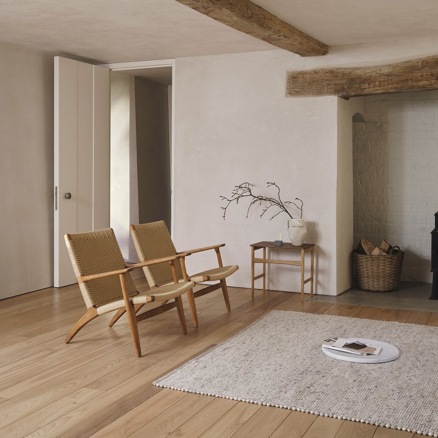 CH25 Loungesessel, Nussbaum klar lackiert, Schwarz | Carl Hansen & Søn | von Hans J. Wegner, 1950
