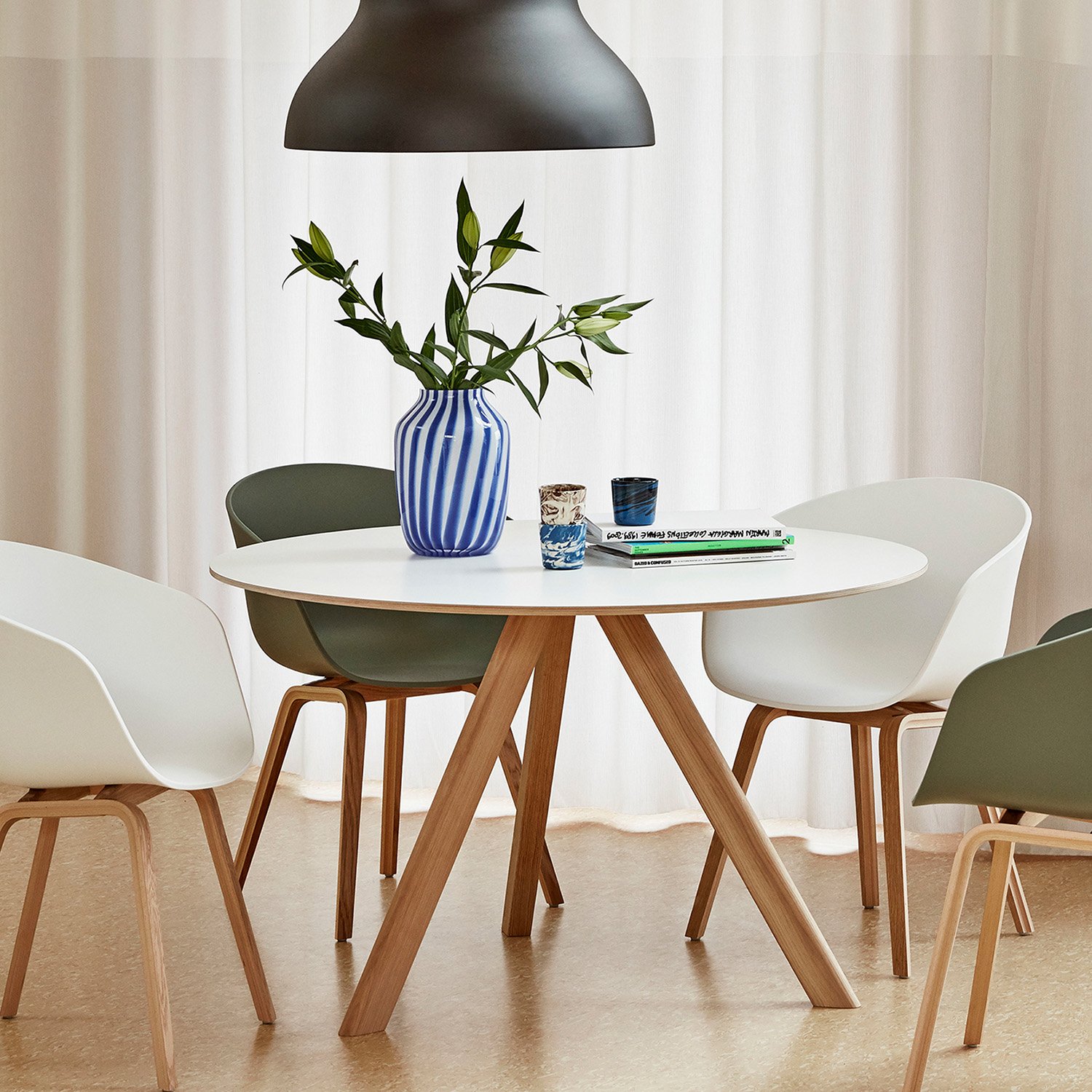 Copenhague Round Tisch CPH20, Ø 90 x H 74, Eiche lackiert