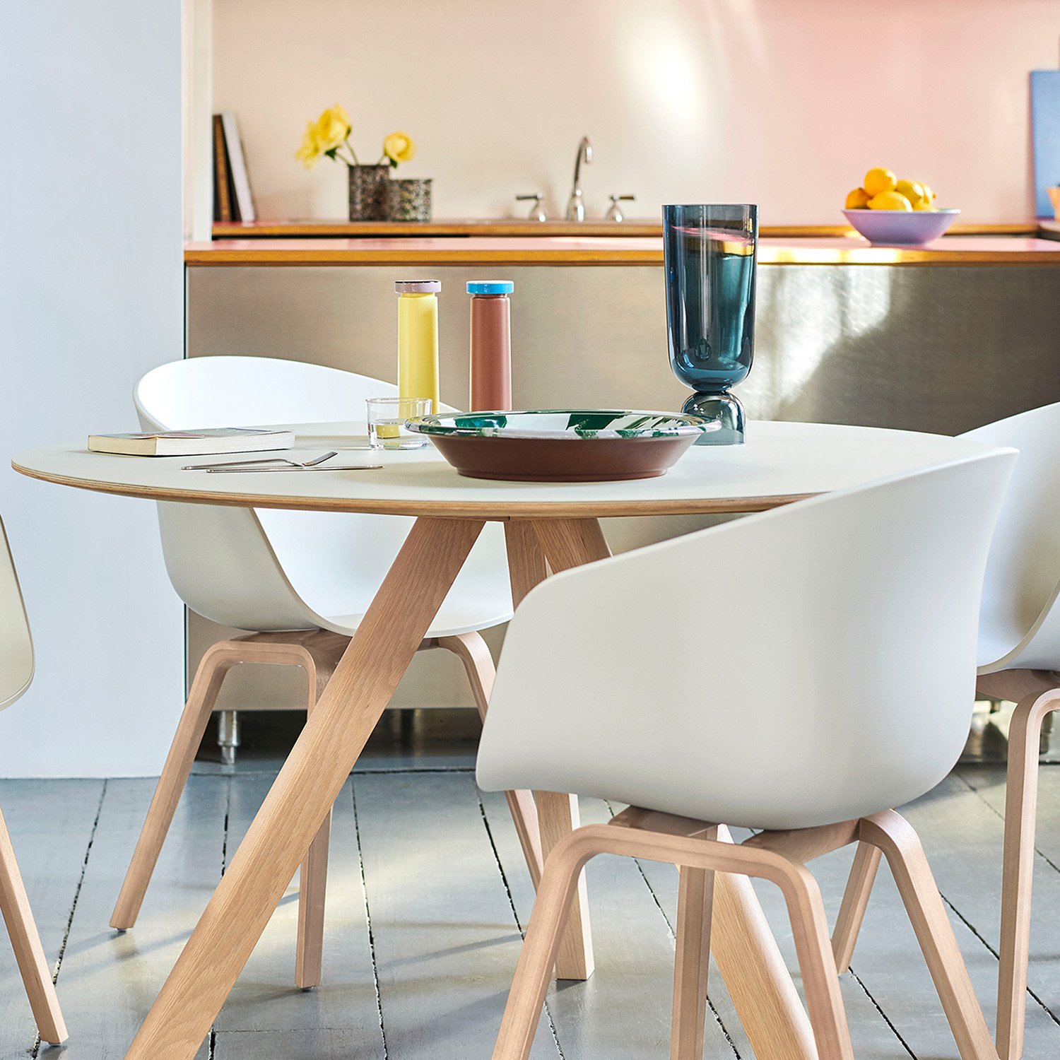 Copenhague Round Tisch CPH20, Ø 90 x H 74, Eiche lackiert