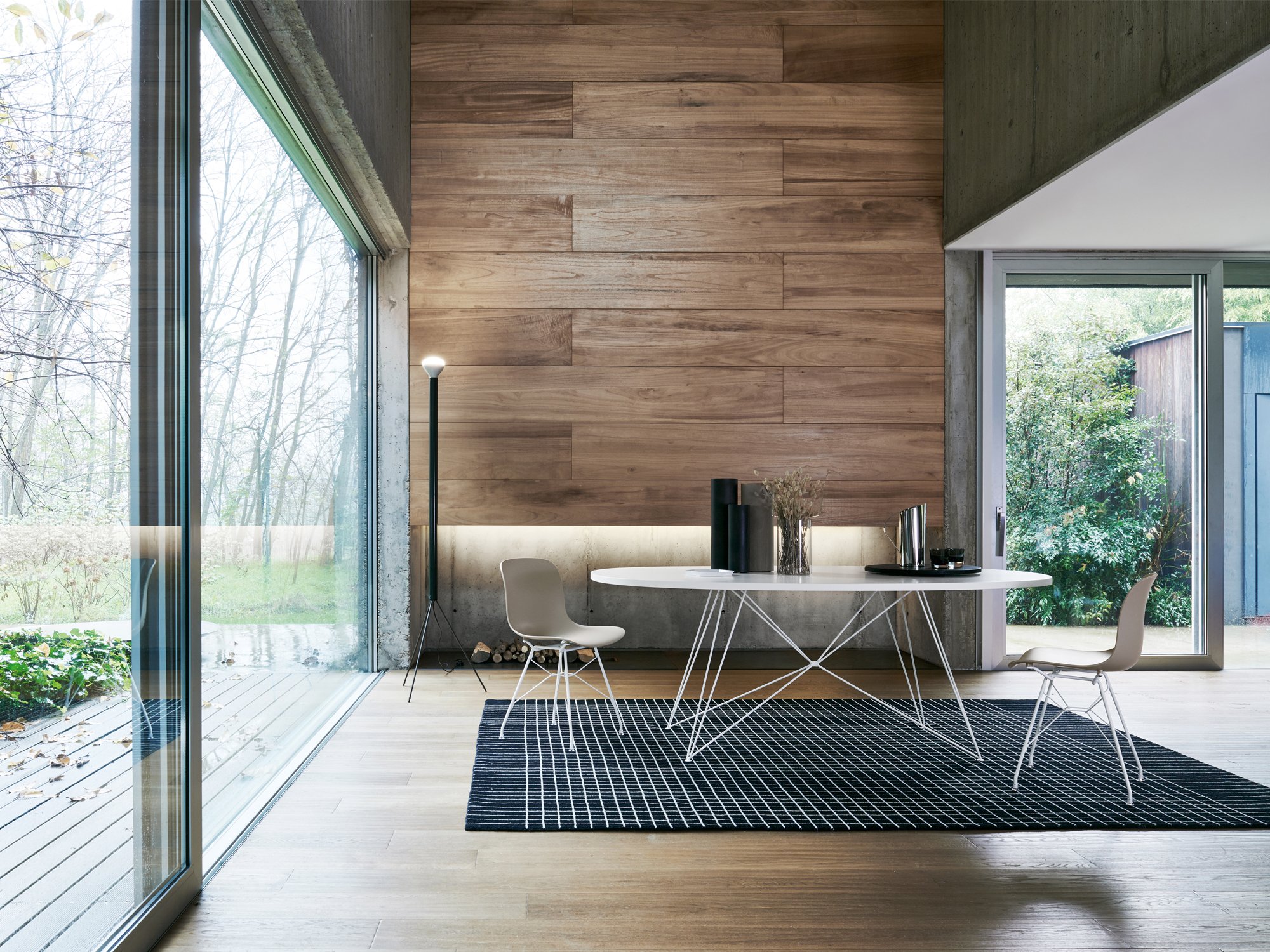PHOENIX TABUSE #1 Mサイズ Tavolo XZ3 Oval Tisch, Fenix weiß, Verchromt | Magis | Esstische