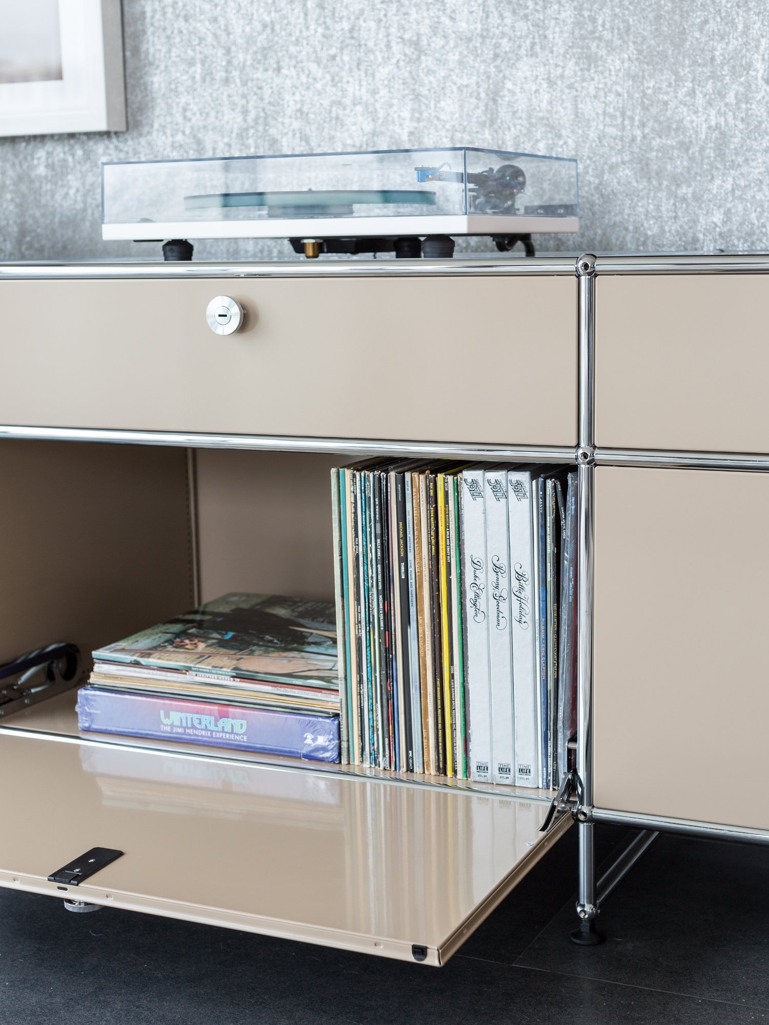 USM Haller TV-Board L, USM beige | USM Haller | USM Haller TV & Medienmöbel