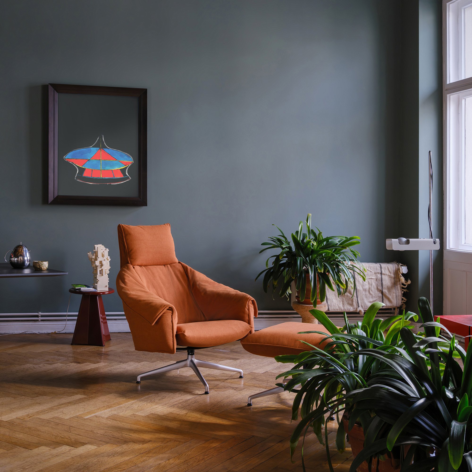 Bascule Loungesessel Highback mit Viersternfuß, Mit Ottoman, Stoff Hola, terracotta, 43 cm, Aluminium gestrahlt | Vitra | Lounge Sessel