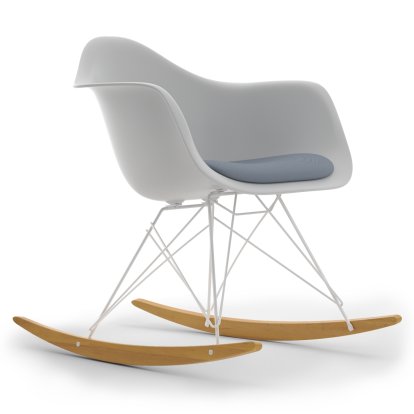 Eames Plastic Armchair RE RAR mit Polsterung, Cotton white, Mit Sitzpolster, Dunkelblau / elfenbein, Ohne Keder, Weiß/Ahorn gelblich