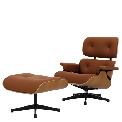 Eames Lounge Chair & Ottoman, Kirsche natur, Leder Premium F cognac, 84 cm - Originalhöhe 1956, Aluminium poliert, Seiten schwarz