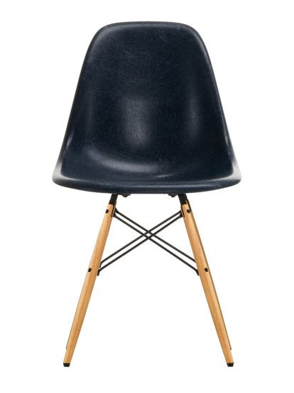 Eames Fiberglass Chair DSW, Eames navy blue, Esche honigfarben